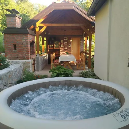 Rusticna Kuca Crvena Stena U Blizini Kucice Na Drini Hébergement de vacances